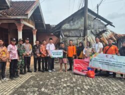 Baznas dan Pemda Hadir Ringankan Beban Pedagang Korban Kebakaran