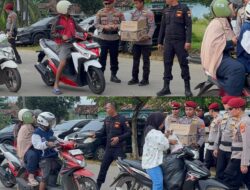 Aksi Humanis Polisi di Tubaba, Satres Narkoba Turun ke Jalan Bagikan Takjil