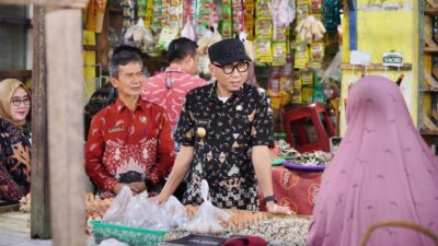 Gubernur Mirza Sidak Pasar Gading Rejo, Pastikan Harga Bahan Pokok Stabil Jelang Lebaran