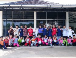 Disambut Bupati, Dukung Talenta Muda, PSSI Pusat Salurkan Bantuan Bola FIFA ‘Football for Schools’ di Mesuji