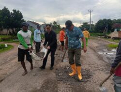 Wabup Tubaba dan Camat Tumijajar Kompak Benahi Jalan Rusak Bersama Warga