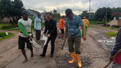 Wabup Tubaba dan Camat Tumijajar Kompak Benahi Jalan Rusak Bersama Warga